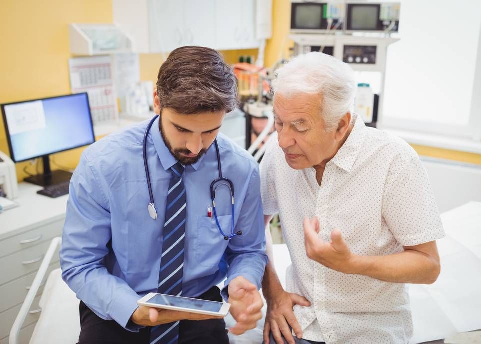 <p>Un jeune médecin discute avec un patient âgé tout en consultant une tablette numérique. Qui sait: un tel scénario se présentera peut-être un jour grâce à la plateforme Wikimedica?</p>