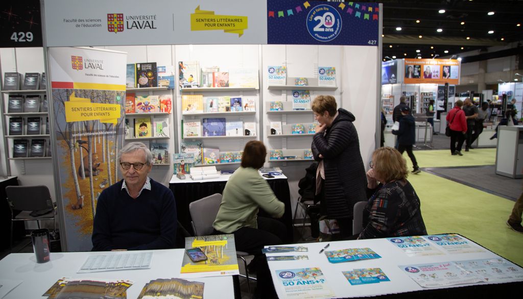 Au kiosque 427, les visiteurs peuvent découvrir les Sentiers littéraires pour enfants. Ce site, chapeauté par la Faculté des sciences de l'éducation de l'Université Laval, présente une sélection d'oeuvres francophones pour les jeunes. Ces livres ont été soigneusement analysés et sélectionnés afin d'offrir des expériences de lecture enrichissantes.