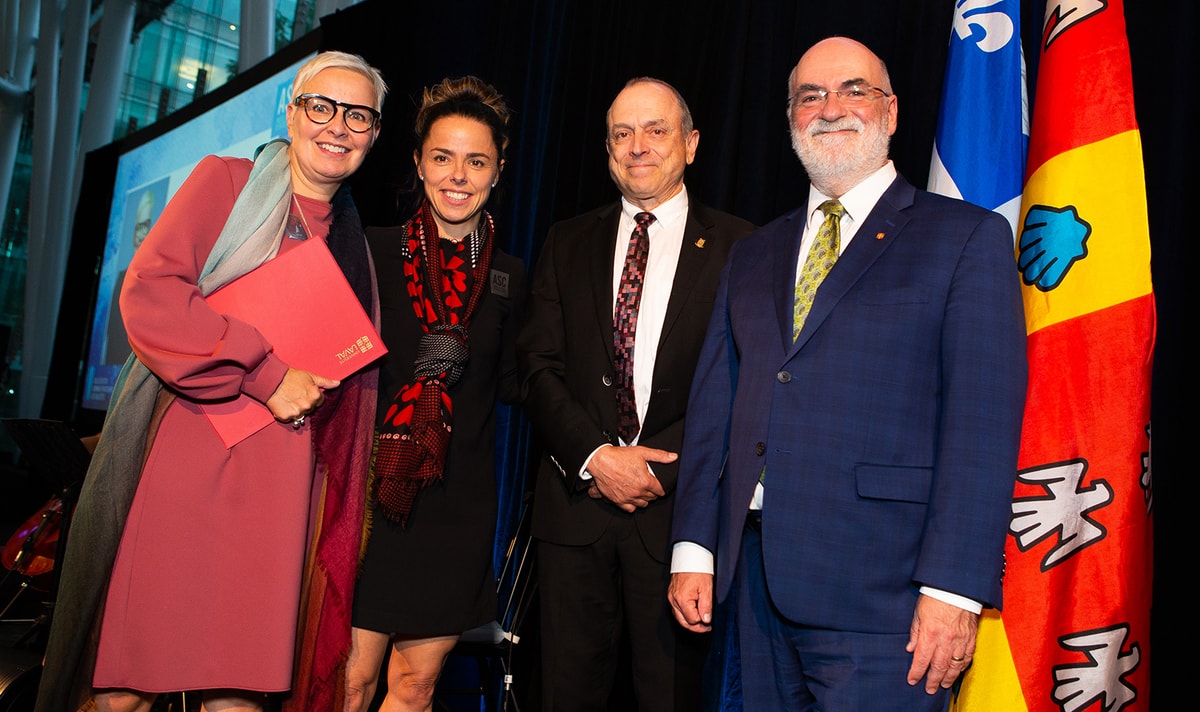 De gauche à droite: Sophie Ducharme, notaire et 1000e diplômée du Collège des administrateurs de sociétés, Chantale Coulombe, directrice du Collège, Michel Gendron, doyen de la Faculté des sciences de l’administration, et Robert Beauregard, vice-recteur aux études et aux affaires étudiantes et vice-recteur exécutif.