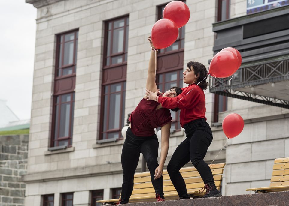 Le collectif de danse Le CRue a lancé les festivités avec une performance devant le Palais Montcalm.