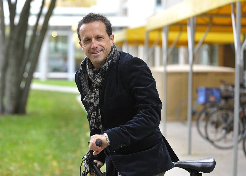Si Mario Saint-Amand s'est tourné vers l'Université Laval, c'est grâce à une publicité qu'il a vue sur la formation continue. Chaque jour, le fier étudiant enfourche son vélo pour venir étudier sur le campus.