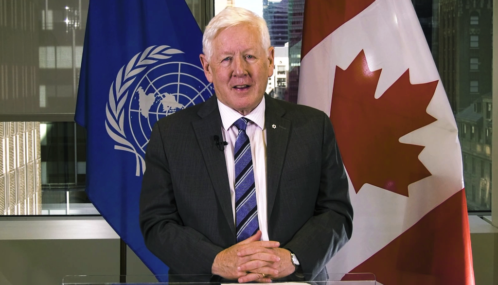 Le 8 mars, au pavillon Charles-De Koninck, l’ambassadeur du Canada à l’ONU, Bob Rae, s’est adressé de New York et dans un document vidéo pré-enregistré aux participants de l’École d’hiver de l’École supérieure d’études internationales de l’Université Laval. Selon lui, de vastes problèmes internationaux ne sont pas limités à l’État-nation, ne sont pas limités par les doctrines de la souveraineté, n’ont pas de frontières.