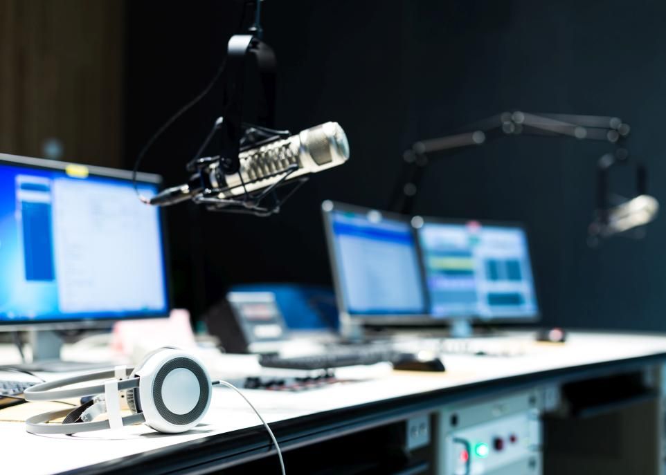 Au Québec, le doublage des films étrangers représente un enjeu à la fois politique, économique et identitaire. Sauf exception, le Québec ne peut exporter ses doublages en France en raison de la législation française.