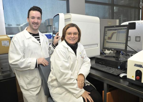 Hubert Cormier et Marie-Claude Vohl dans un laboratoire de l'INAF, l'Institut sur la nutrition et les aliments fonctionnels de l'Université Laval, où le duo a effectué plusieurs projets de recherche conjoints.