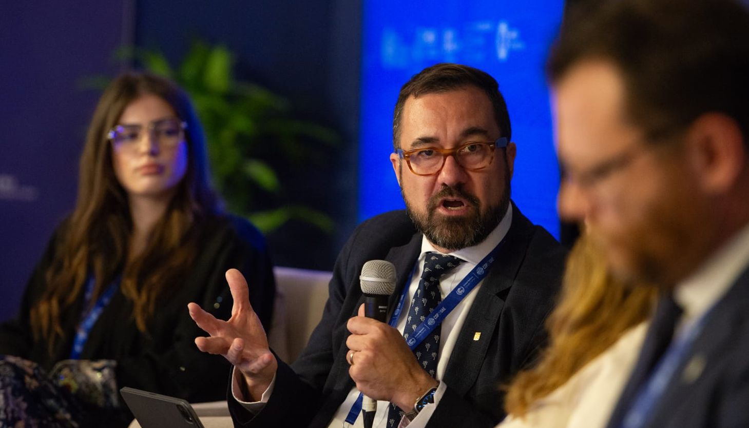 <p>Le vice-recteur François Gélineau lors de sa participation, le vendredi 8 décembre à Dubaï, au panel «The Role of Higher Education and Research Institutions in the Context of Climate Change».</p>