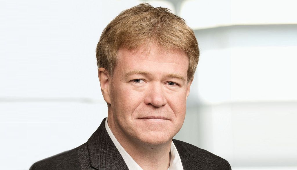 <p>Les recherches de Sylvain Moineau sont à l’origine de la découverte de CRISPR-Cas9, un mécanisme de défense des bactéries contre les virus, qui a ouvert la voie à une méthode d’édition des gènes récompensée cette année par le prix Nobel de chimie.</p>
