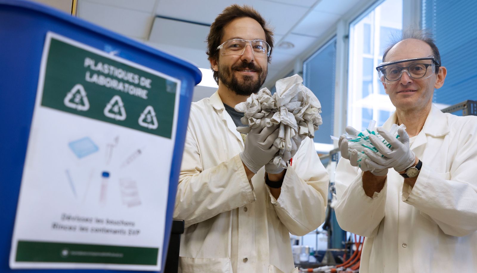 Jean-Christophe Séguin et Thierry Lefèvre, tous les deux professionnels de recherche au Département de chimie, participent activement au projet Mon laboratoire écoresponsable.