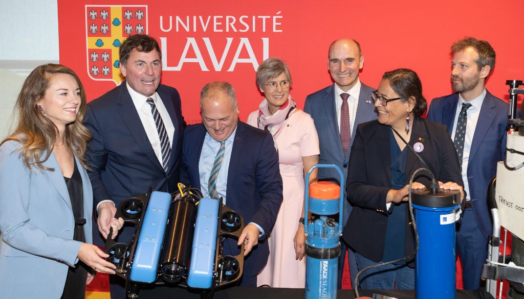 <p>Quelques instruments utilisés pour les missions nordiques étaient sur place, lors de la conférence. Sur la photo, Joëlle Boutin, adjointe parlementaire du ministre de l'Économie, de l'Innovation et de l'Énergie (volets sciences et innovation) et députée de Jean-Talon, Dominic LeBlanc, ministre des Affaires intergouvernementales, de l'Infrastructure et des Collectivités, Jonatan Julien, ministre responsable des Infrastructures et de la région de la Capitale-Nationale et député de Charlesbourg, la rectrice Sophie D'Amours, Jean-Yves Duclos, ministre de la Santé et député de Québec, la sénatrice Michèle Audette, conseillère principale à la réconciliation et à l'éducation autochtone à l'Université Laval, et Joël Lightbound, député de Louis-Hébert.</p>
