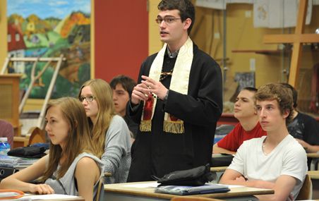 Dans une classe musée de l'école secondaire Les Etchemins, l'étudiant Rémi Bouguet, inscrit à la maîtrise en histoire, incarne Mgr Bourget. Le religieux défend avec fougue l'Église ultramontaine.