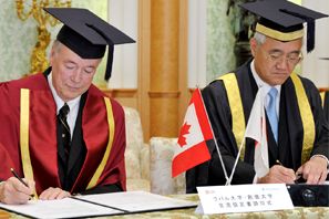 Le recteur Denis Brière et son homologue de l'Université Soka, Hideo Yamamoto, lors de la signature de l'accord-cadre entre les deux établissements.