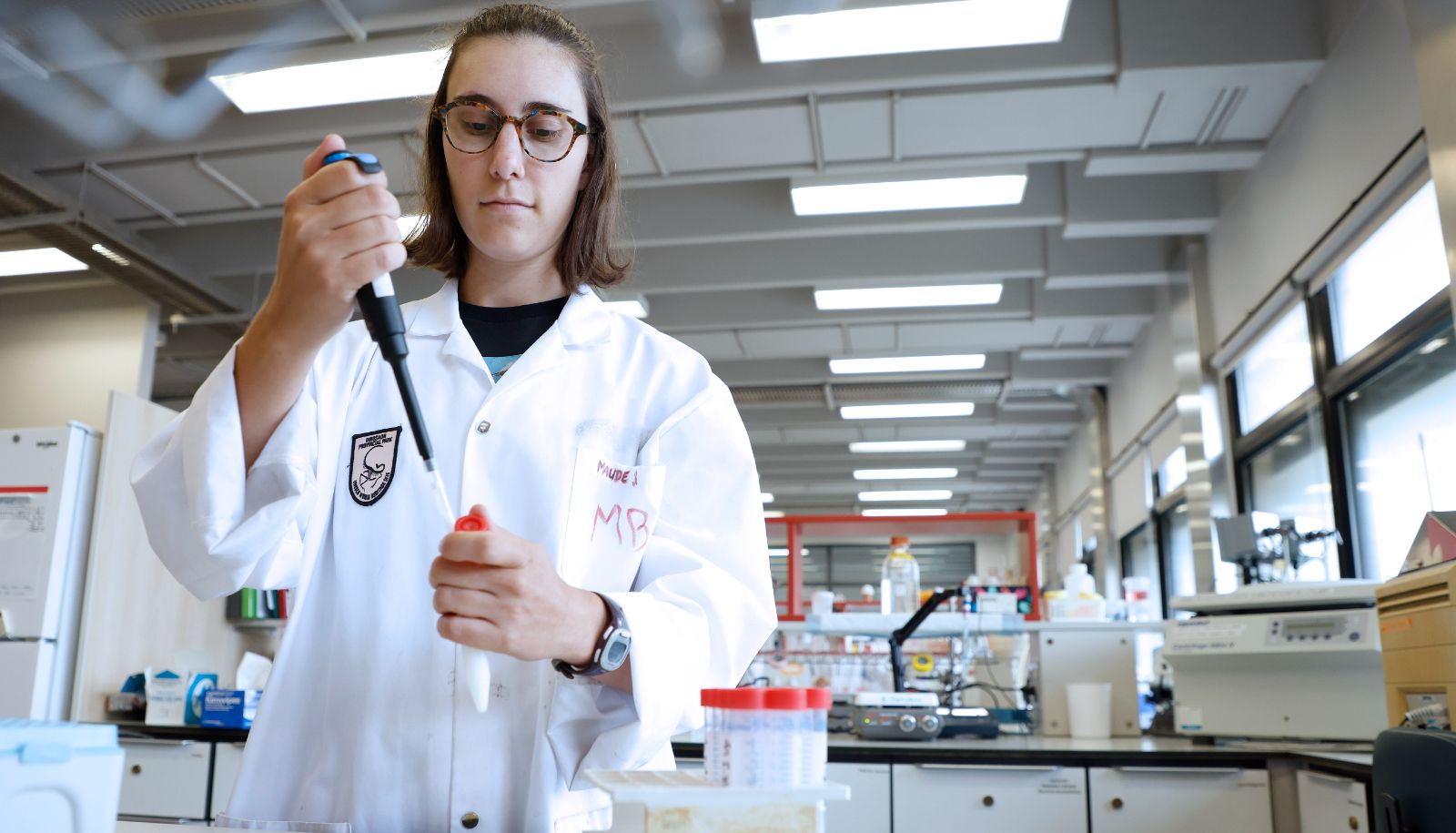 <p>À l'aide de micropipettes, Maude peut doser des volumes spécifiques de lait, requis pour de nombreuses analyses de composition en laboratoire. </p>