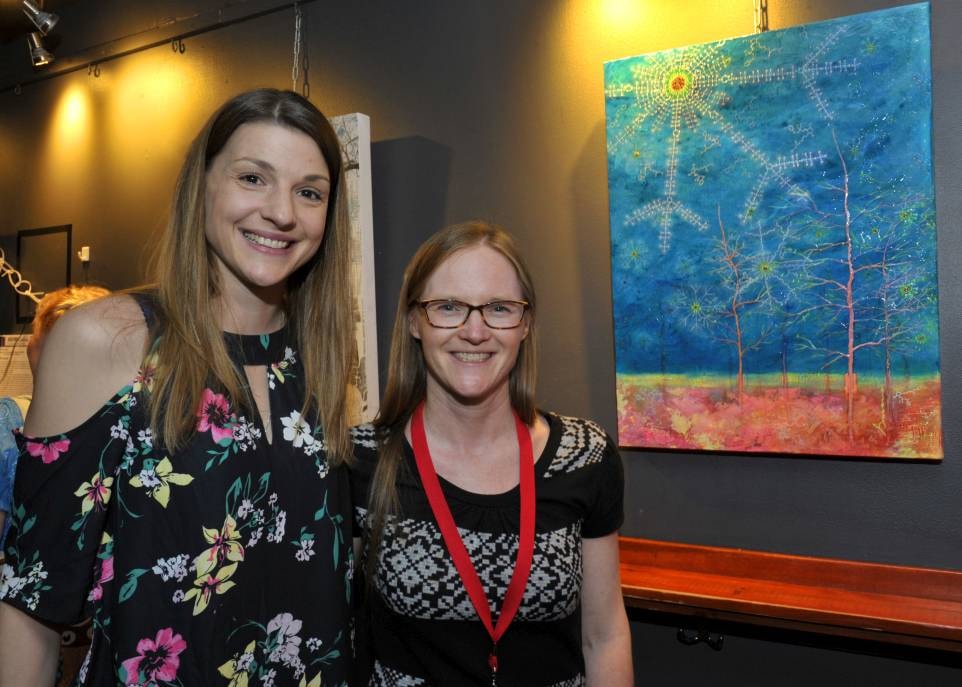 La professeure à la Faculté de médecine Élodie Boisselier en compagnie de l'artiste Marie-Josée Bourassa.