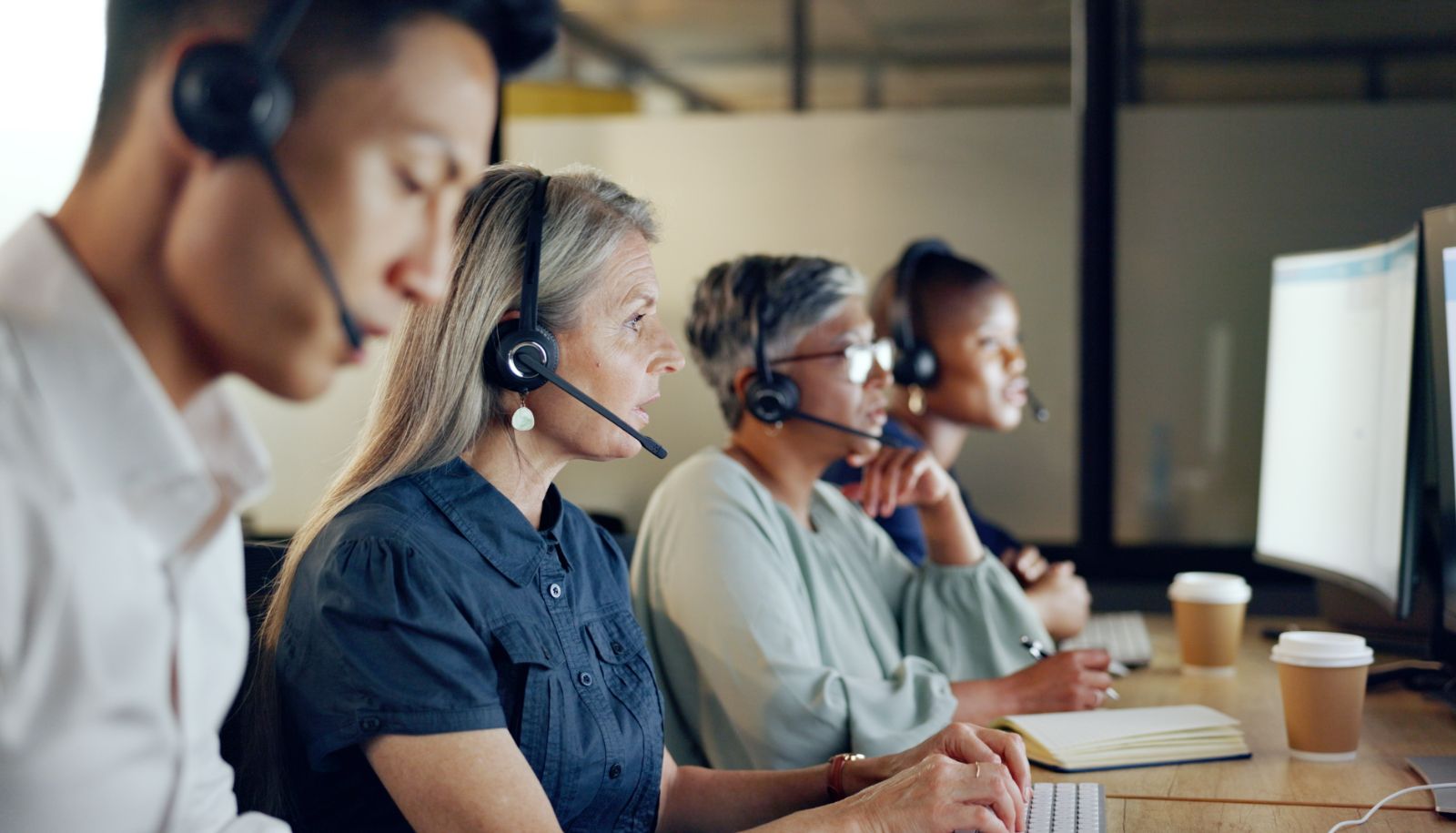 <p>Le programme de recherche sur lequel travaille la professeure Dufour s'intéresse à la perception de la transformation numérique par le personnel en précarité d'emploi dans le secteur des assurances au Canada, comme les personnes qui reçoivent les appels pour les réclamations.</p>