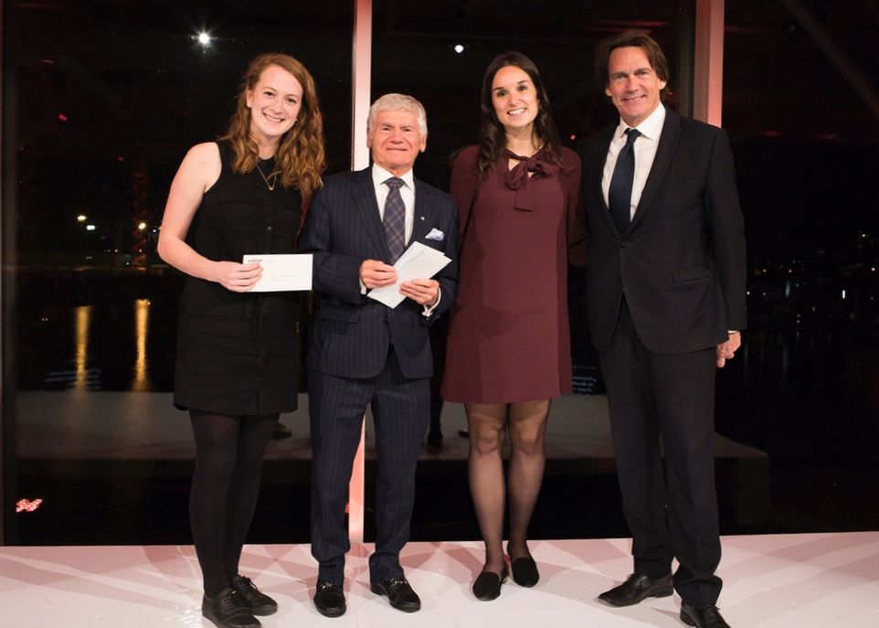Les gagnantes du 3e prix, Valérie Laliberté et Élizabeth Coulombe, en compagnie de Pierre Laurin, président du jury des Bourses Pierre-Péladeau, et de Pierre-Karl Péladeau, président et chef de la direction de Québecor.