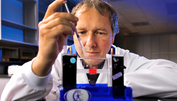 <p>Les procédés de fabrication de vaccins qui seront conçus grâce à ces installations seront conformes aux bonnes pratiques de l'industrie. Il sera donc possible d'obtenir des autorisations de Santé Canada pour fabriquer des vaccins qui pourront être testés dans des études cliniques, croit Denis Leclerc.</p>