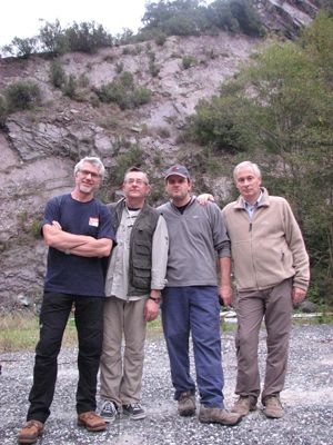 <p>Le producteur Christopher Hooke, le professeur Réjean Hébert et les chercheurs de l'Université de Pise, Luca Pandolfi et Michele Marroni devant une formation géologique faite de laves en coussins recoupées par un dyke de magma.</p>