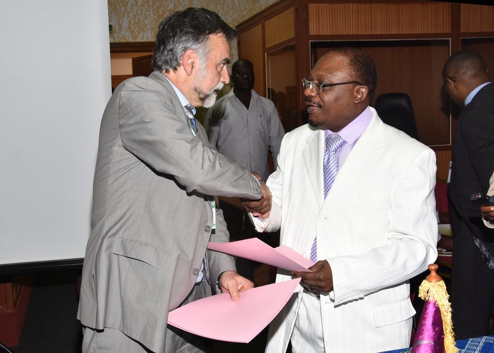 Richard Poulin, directeur du Bureau international, et Bertrand Mbatchi, secrétaire général du CAMES.