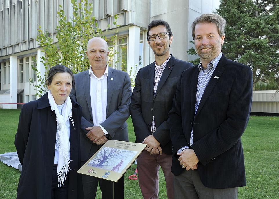 De gauche à droite: Suzanne Leblanc, vice-doyenne de la Faculté d'aménagement, d'architecture, d'art et de design, Éric Bauce, vice-recteur exécutif et au développement, Stéphane Roche, vice-doyen de la Faculté de foresterie, de géographie et de géomatique, et Mathieu Gagnon, directeur du Service des résidences.