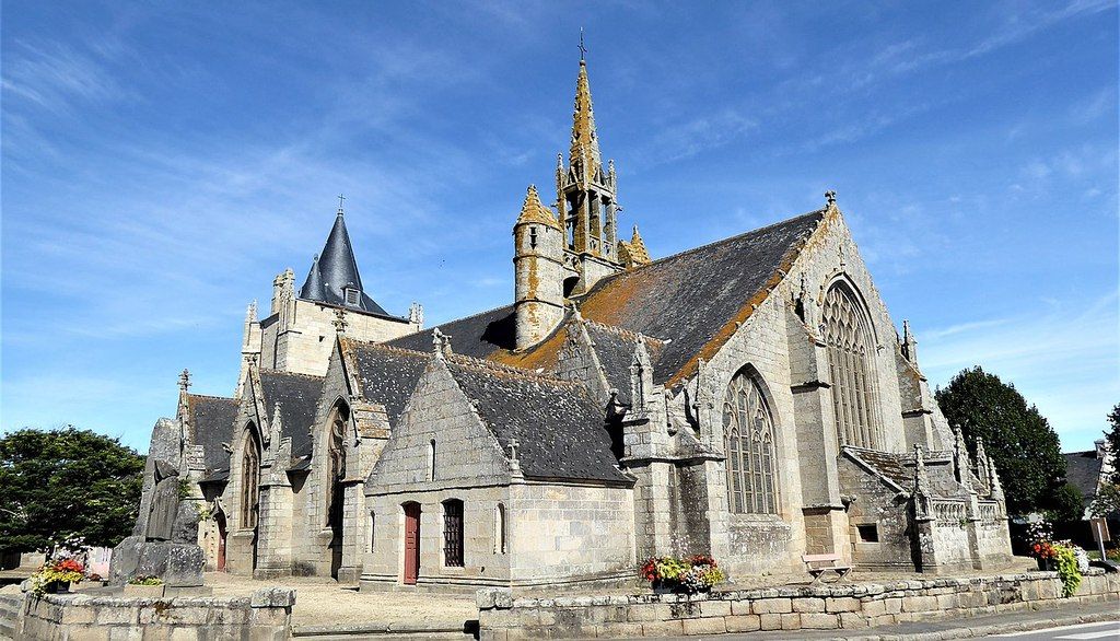 <p>L’église Saint-Nonna de Penmarch, en Bretagne. De forme rectangulaire, cet édifice bâti à partir de 1508 possède une grande tour inachevée. Des arcs ogivaux épaulent la nef centrale. Les fenêtres sont différentes en emplacement, en dimensions et dans les réseaux pour les vitraux. Les chapelles latérales sont en saillie et le chevet plat, au fond du chœur, s’admire de l’extérieur.</p>
