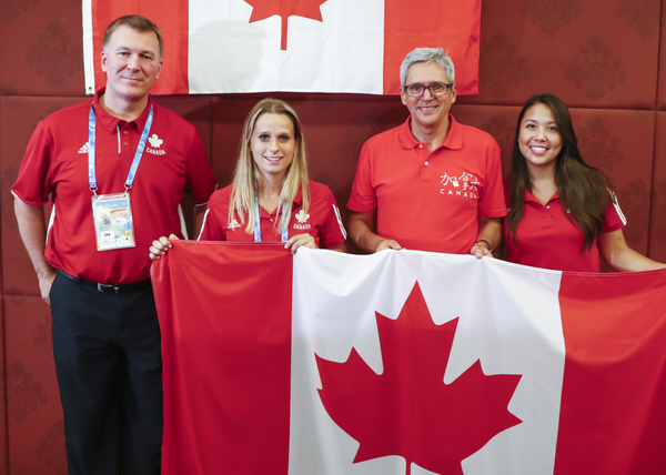 Le chef de mission de l'équipe canadienne Darren Cates, Arielle Roy-Petitclerc, le directeur exécutif du Bureau commercial du Canada à Taipei Mario Ste-Marie et l'assistante chef de mission Lia Taha Cheng.