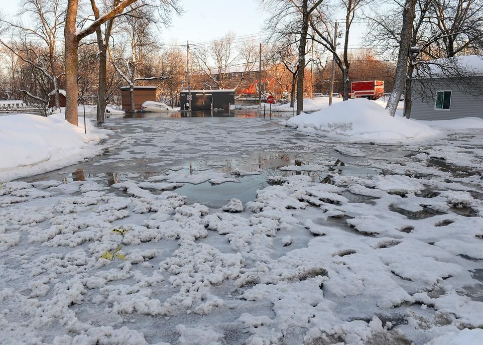Les maisons de l'avenue Saint-Léandre, près de la rivière Saint-Charles, ont récemment subi les effets d'une inondation.