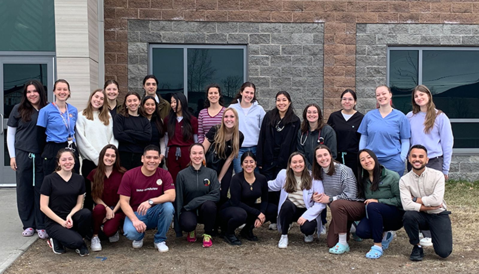 <p>Les étudiants participant aux Mini-écoles des sciences de la santé au printemps 2024 devant l’école secondaire de Manikanetish, sur la Côte-Nord.</p>
