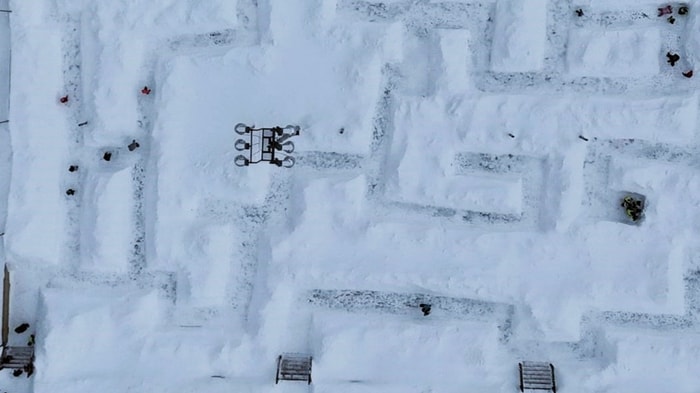 Une vue aérienne du labyrinthe sur les terrains du PEPS