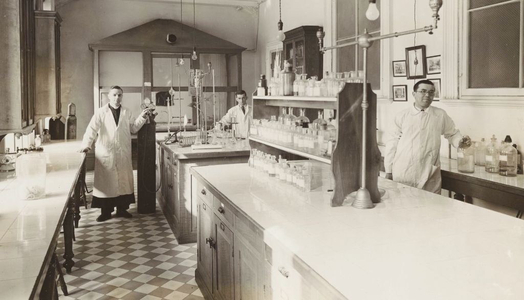 <p>Laboratoire de chimie, Université Laval, 1936</p>
