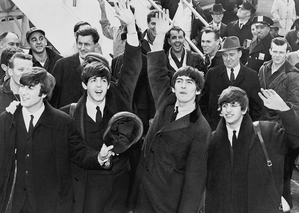 Les Beatles, que l’on voit ici à leur arrivée à New York en 1964, ont créé un tel engouement qu’ils ont marqué l’histoire de la musique à travers le monde.