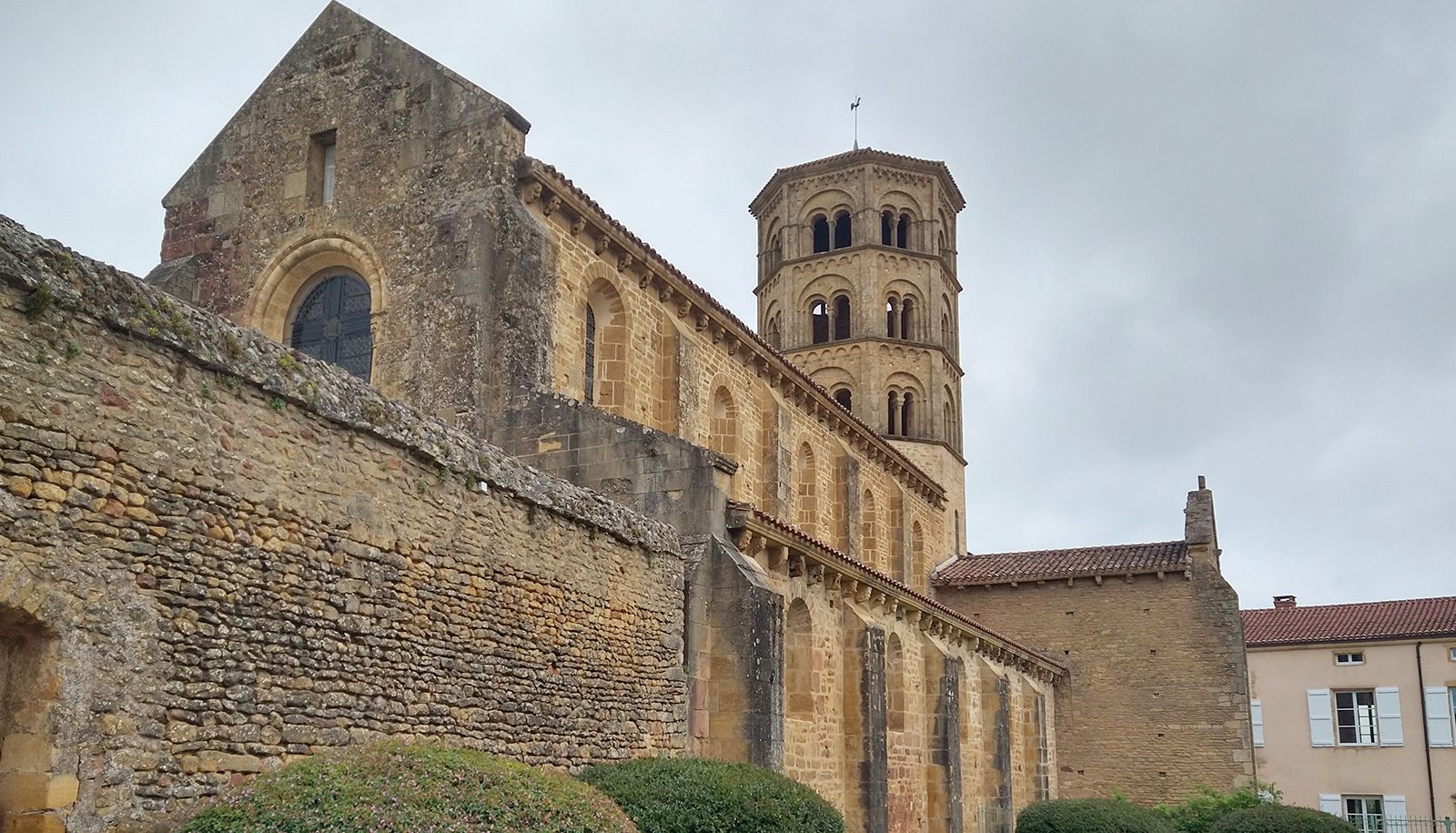 <p>L’église priorale Notre-Dame-de-l’Assomption d’Anzy-le-Duc.</p>