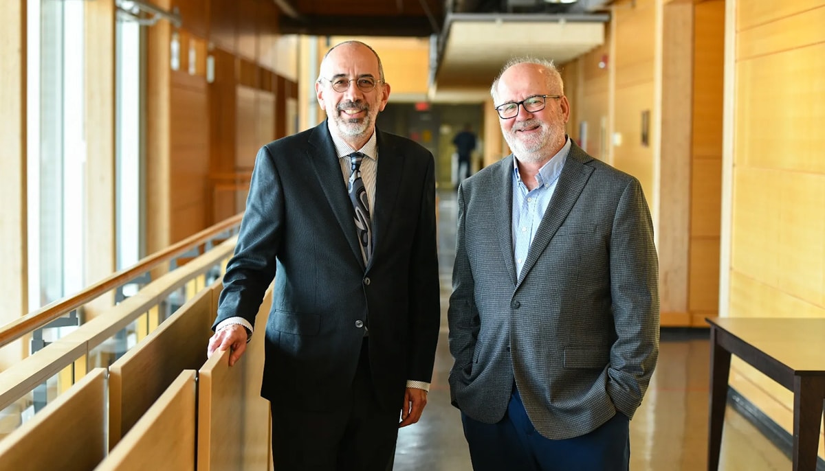 Les professeurs Guy Mercier et Yves Brousseau de la Faculté de foresterie, de géographie et de géomatique, responsables de l'Atlas du Québec.