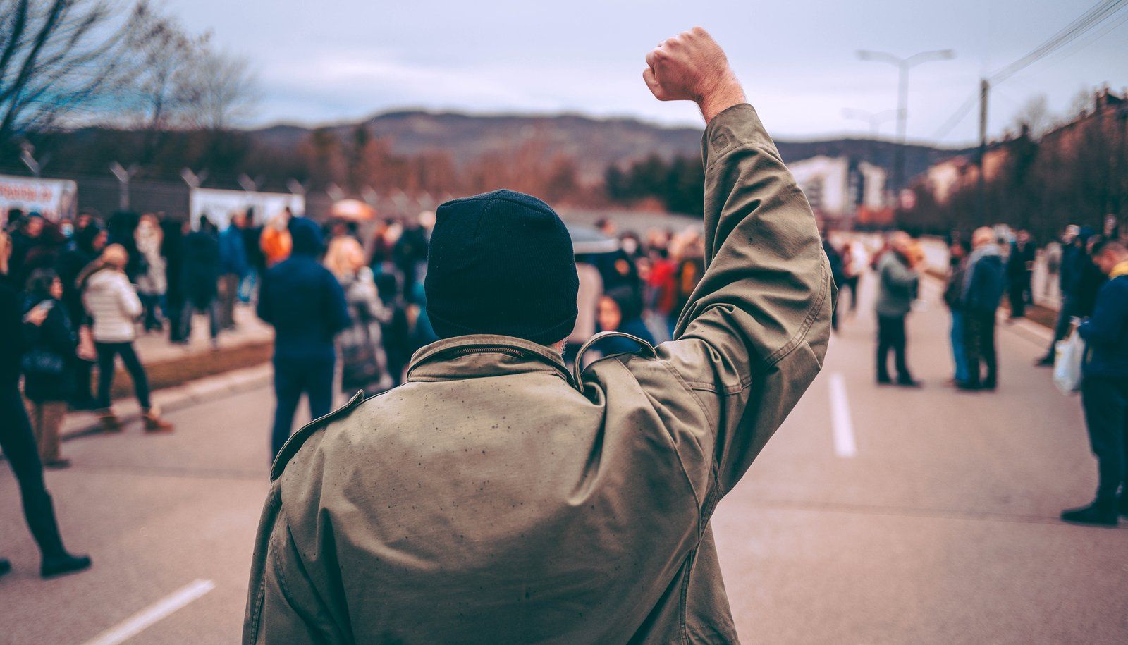 <p>La droite radicale a pour objectif une réforme en profondeur de l’État et de la société. Quant aux groupes et partis politiques d’extrême droite, ils rejettent le système démocratique et appellent à renverser les structures en place.</p>