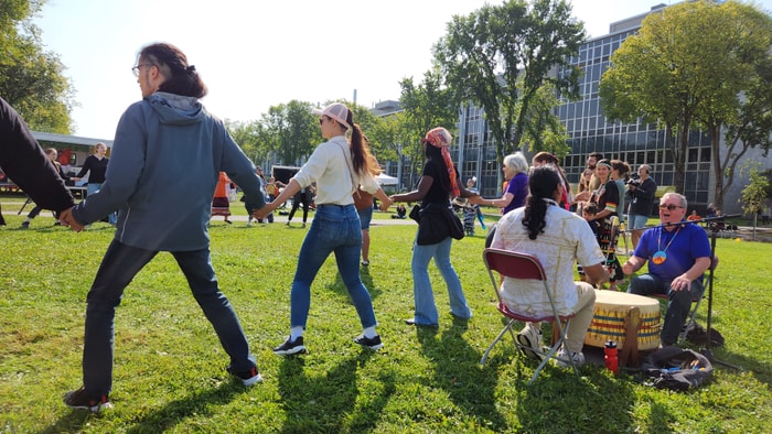 <p>Les <i>drummers </i>de Red Tail Spirit ont rythmé le pas des danseurs et danseuses des Premiers Peuples et des membres de la communauté qui se sont joints à eux.</p>