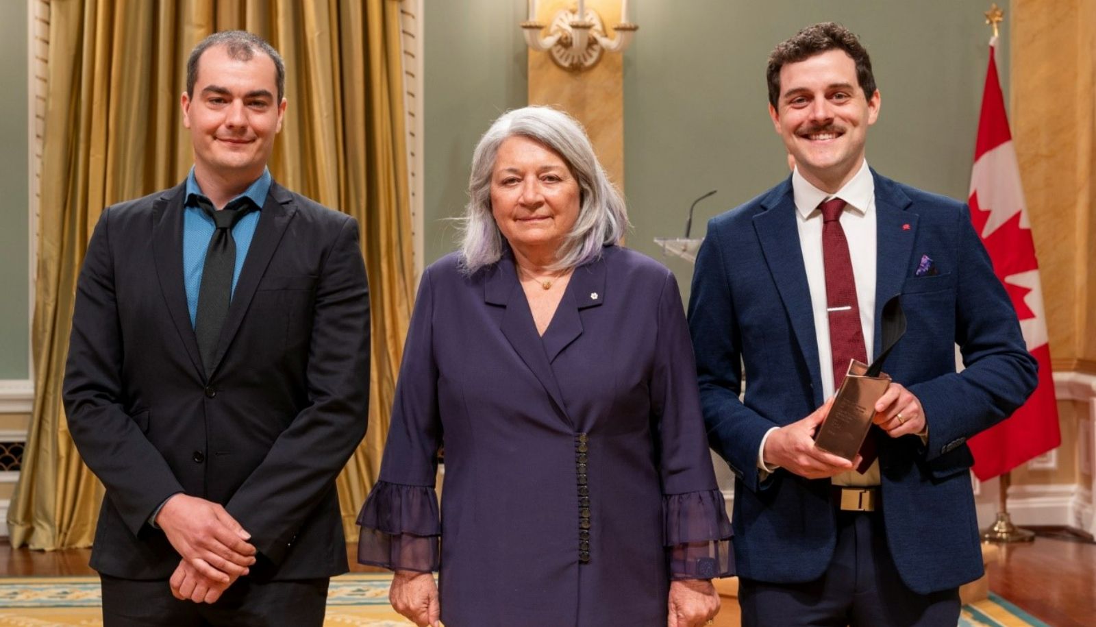 <p>À Rideau Hall, la gouverneure générale du Canada, Mary Simon, a remis le prix de l'Innovation 2024 à François Bédard et Laurent Dallaire.</p>