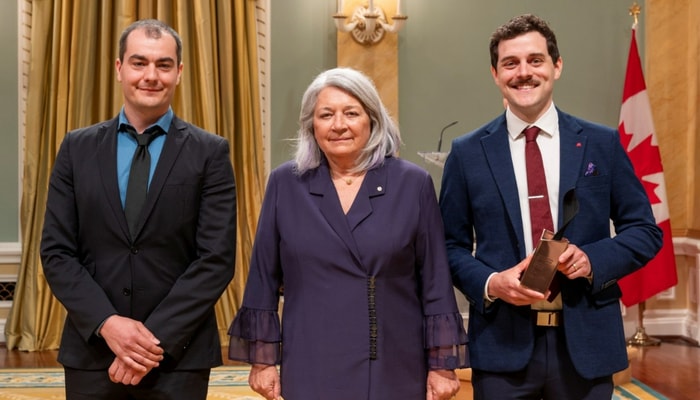 À Rideau Hall, la gouverneure générale du Canada, Mary Simon, a remis le prix de l'Innovation 2024 à François Bédard et Laurent Dallaire.
