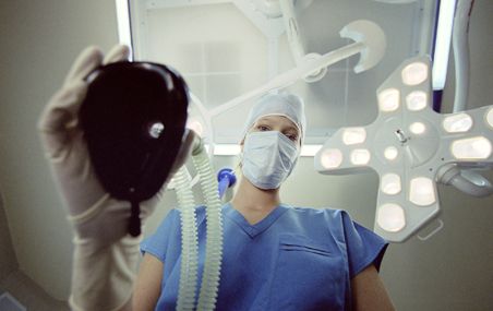 <p>La baisse de température corporelle induite par certains anesthésiques agit temporairement sur un gène associé à la mémoire. Cela pourrait expliquer les problèmes cognitifs observés chez certains patients à la suite d'interventions chirurgicales.</p>