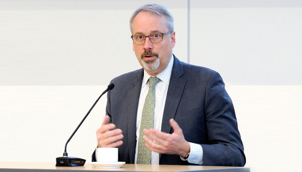 James P. DeHart, coordonnateur principal pour la région arctique au Département d'État des États-Unis