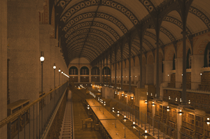 <p>Maquette 3D: vue de nuit depuis l'angle nord-est de la mezzanine de la salle de lecture de la bibliothèque Sainte-Geneviève.</p>
