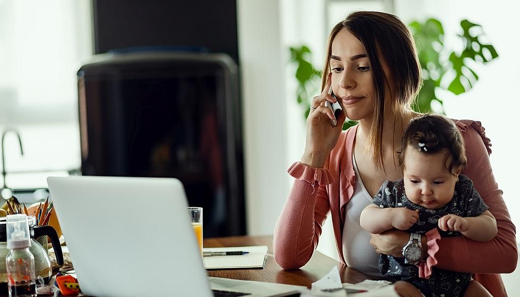 Pour plusieurs, jongler entre télétravail et tâches familiales représente un défi quotidien.