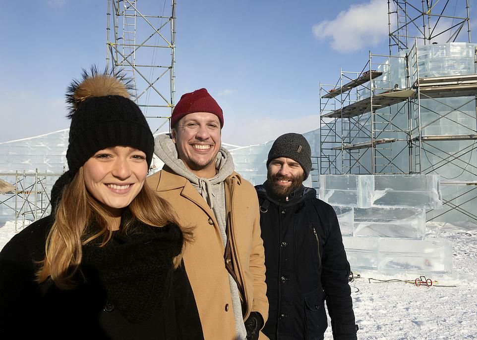 <p>Les étudiants Sandrine Arguin-Marchand et Daniel-Alexandre Bleau entourent Éric Lagotte, directeur technique de BlackOut Design, la firme multimédia derrière le spectacle Odyss Terre de glace.</p>
