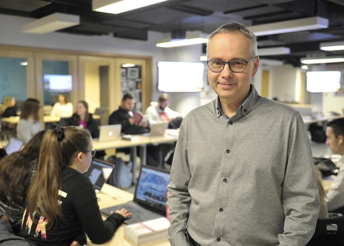 Professeur depuis 1999, Alain Lavigne enseigne aux futurs journalistes, relationnistes et publicitaires. Ses cours portent essentiellement sur les enjeux de la communication publique.