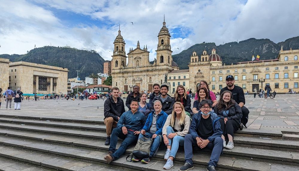 Les voyageurs québécois prennent un moment de repos sur la Plaza de Bolívar, à Bogotá, afin de s’acclimater à la haute altitude. La capitale colombienne est située à 2700 mètres.