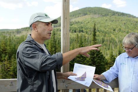 <p>Le vice-recteur exécutif et au développement, Éric Bauce, expliquant les projets de recherche qui ont cours avec les divers partenaires de la forêt Montmorency.</p>