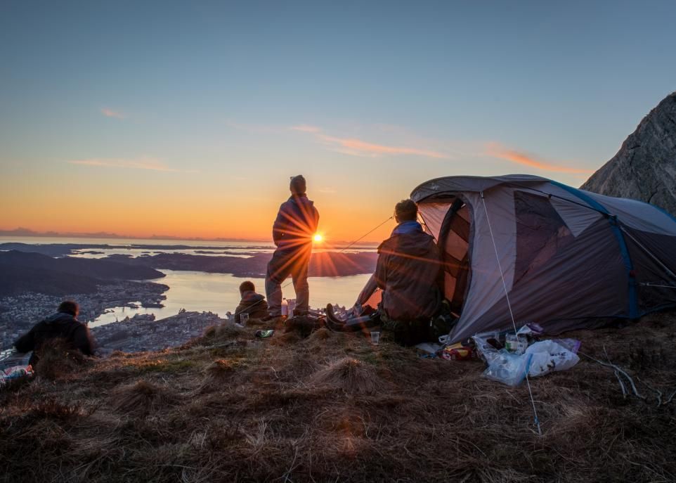 Pierre-Luc Giroux, inscrit au baccalauréat en administration des affaires – finance, profil international, a reçu l'an dernier le prix Coup de coeur du public – Facebook pour sa photo Sunset over Bergen. Le cliché a été pris en Norvège. «Moi et trois de mes amis, écrit-il dans son texte de présentation, avons décidé de partir à l'aventure une nuit et de camper au sommet du mont Ulriken, d'où l'on a une vue splendide sur la ville de Bergen.»