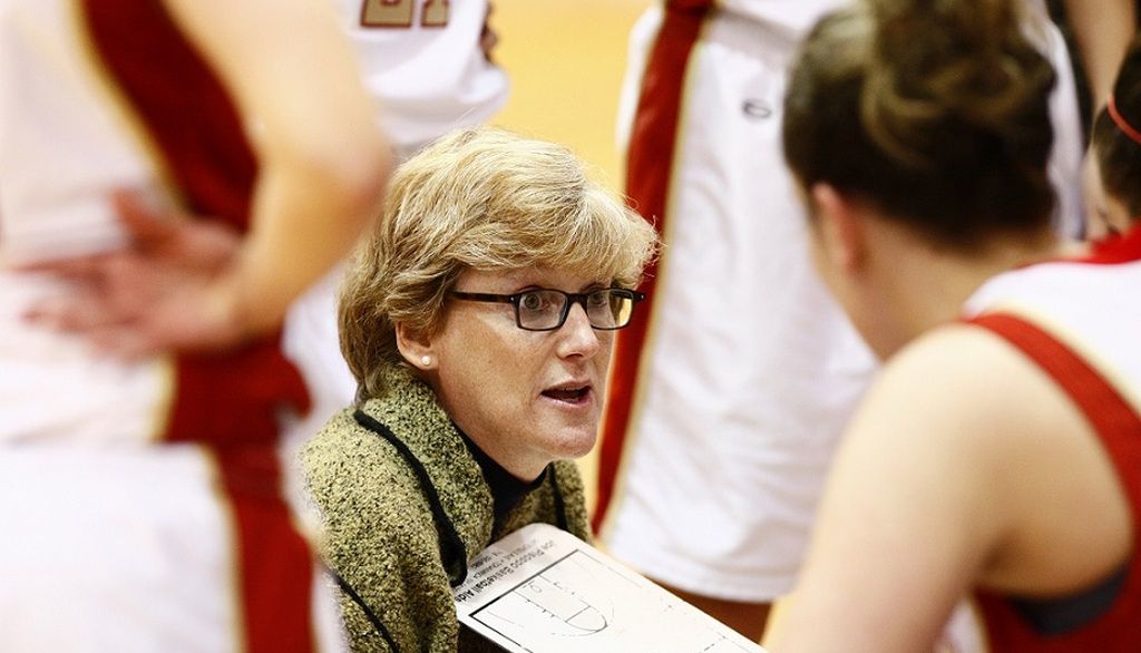 Linda Marquis a commencé sa carrière d’entraîneuse-chef au basketball féminin en 1985 en prenant les rênes du club Rouge et Or. Elle occupera ce poste pendant 30 ans. Maintes fois reconnue pour ses qualités d'entraîneuse au niveau provincial et national, Linda Marquis a conclu cette prolifique carrière avec une fiche de plus de 500 victoires, 14 titres du Réseau du sport étudiant du Québec et trois médailles au championnat canadien. En 2000, elle agissait comme entraîneuse adjointe de l'équipe féminine canadienne de basketball qui a pris part aux Jeux olympiques de Sydney. Puis, en 2007 et en 2009, elle a dirigé la formation nationale canadienne aux Universiades, la compétition internationale universitaire multisports de la Fédération internationale du sport universitaire. En 2002, Linda Marquis a reçu la Médaille du jubilé de la reine Élisabeth II pour sa contribution exceptionnelle et exemplaire à sa communauté.