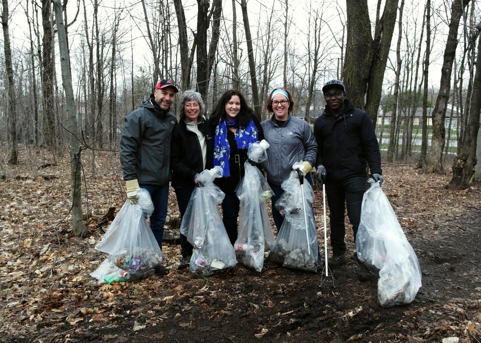Cinq des participants au nettoyage des boisés du 10 mai: Luc Lamontagne (Service des activités sportives – SAS), Josée Grimard (SAS), Marie-Hélène Veilleux (Institut sur la nutrition et les aliments fonctionnels), Nadia Bolduc (SAS) et Renel Lherisson, étudiant à la maîtrise en sols et environnement.