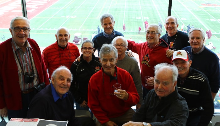 Depuis quelques années, le Service des activités sportives a pris l’habitude d’inviter ses Fantômes lors d’une rencontre automnale du club de football Rouge et Or.