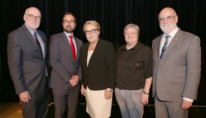 <p>Le jeudi 24 octobre à l’amphithéâtre Hydro-Québec du pavillon Alphonse-Desjardins, l’ancienne première ministre du Québec Pauline Marois a prononcé le discours inaugural marquant le lancement des activités entourant le 75e anniversaire de l’École de travail social et de criminologie de l’Université Laval. De gauche à droite: Serge Dumont, professeur retraité de l’École, le doyen de la Faculté des sciences sociales, François Gélineau, Pauline Marois, la directrice de l’École, Renée Brassard, et le vice-recteur aux études et aux affaires étudiantes, Robert Beauregard. </p>