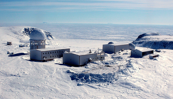 <p>Le site BAF-3
du Système d’alerte du Nord est
situé sur l’île Brevoort, au Nunavut. Il fait partie d’une
série de stations radars dans l’Arctique. Le système forme une ligne longue de
4800&nbsp;kilomètres à partir de l’Alaska&nbsp;en passant par le Canada jusqu’au
Groenland. Son rôle consiste à surveiller l’espace
aérien contre les intrusions potentielles ainsi que les attaques dans la région
polaire de l’Amérique du Nord. Le site BAF-3 été construit en 1988.<br></p>