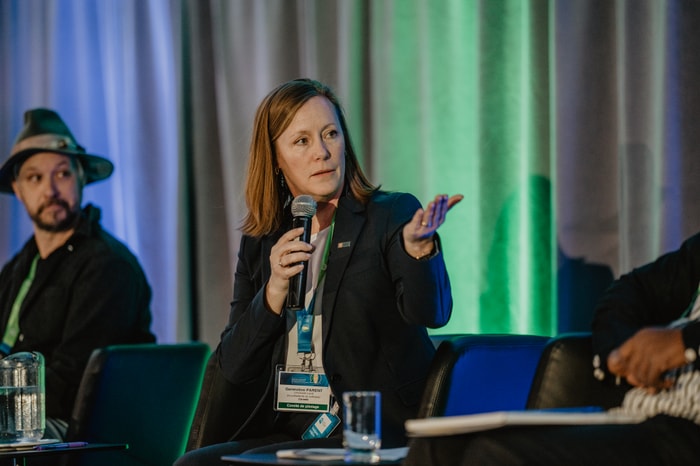 La professeure titulaire à la Faculté de droit de l’Université Laval et coprésidente du colloque, Geneviève Parent, lors du Colloque international « Agriculture, biodiversité et sécurité alimentaire : des engagements aux actions ».